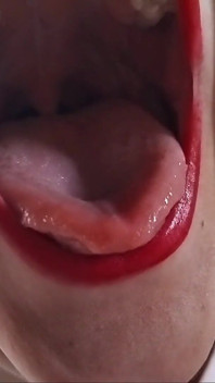 Giantess Red Lips jest głodny dla ciebie POV