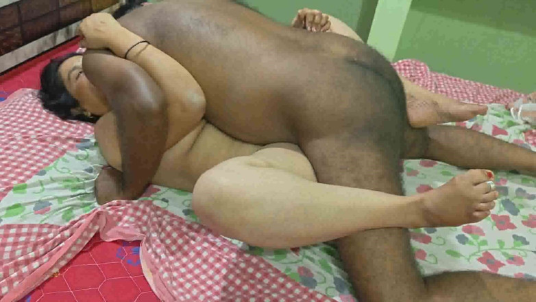 Sexy sindu: Desi vreemdgaande vrouw in rode en witte jurk