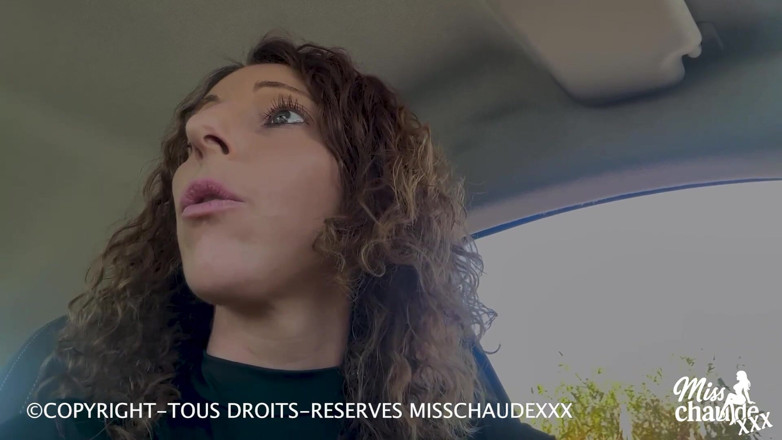 Misschaudexxx: Připojila jsem se k jejímu manželovi v jeho obrácené dodávce,...