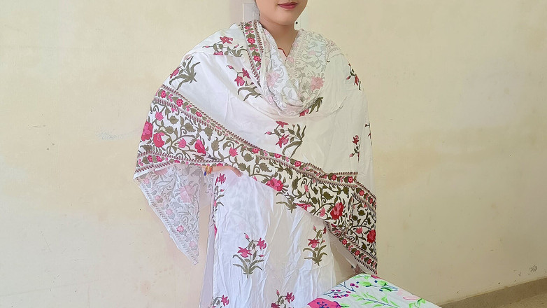 YOURAMRITA04: Teman wanita desi India yang comel berkongkek di rumahnya teman...