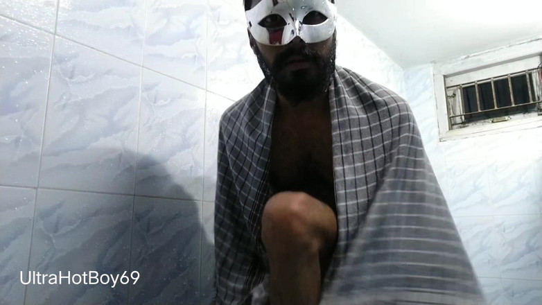 UltraHotBoy69: Душ оголена, веселощі купання