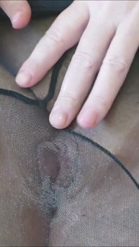 Gozada Interna Em Primeiro Plano Depois De Foder Um Vibrador E Chupar Outro Com Meia-calça Rasgada