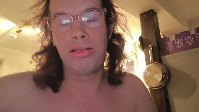 JanineLang: 我裸体倒垃圾（邻居抓我）