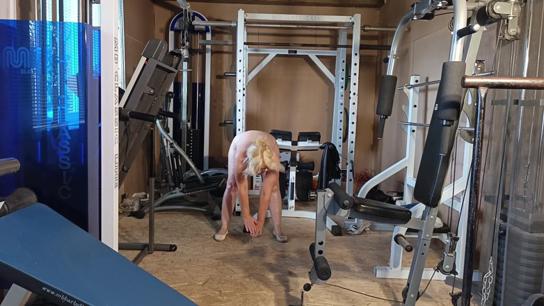 StrongSrg: Mature Bitch Showed Naked Workout and Gets Cum on Face
