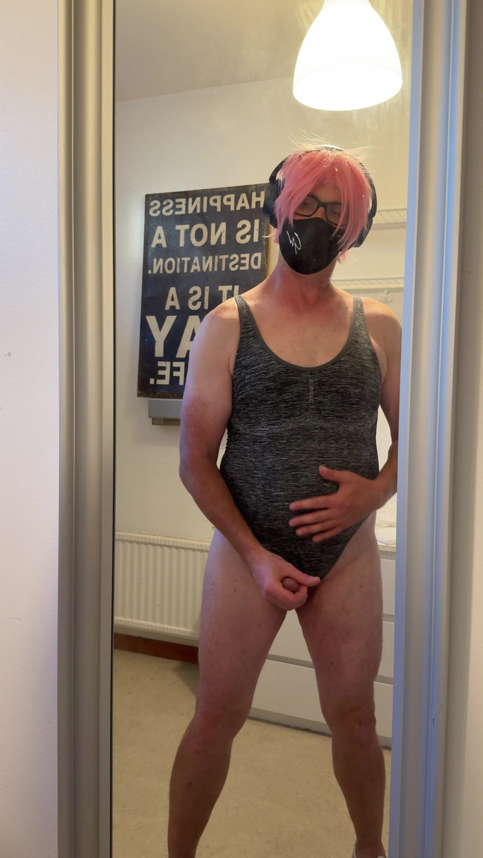 Julia Trans: Specchio, specchio sul muro