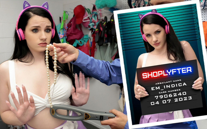 Shop Lyfter: Irl Streamer Em Indica je přistižena při krádeži a šuká ochranku,...