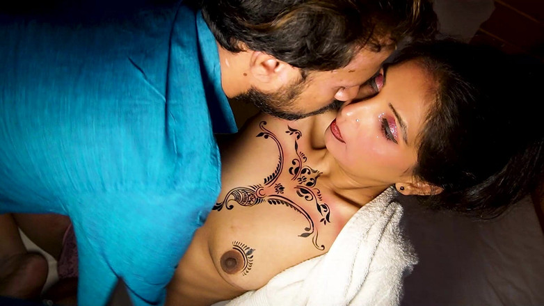 Xtramood: Мастерская бодикраски и художник и его помощник собирается трахнуть его сексуальную модель, хардкорный тройничок