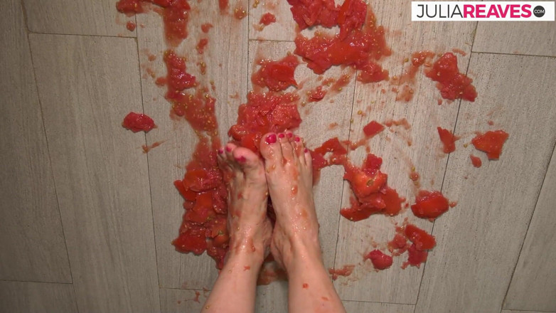 Kinky Bitches: Sie lässt tomatensaft nackt sein und wird geil, während sie...