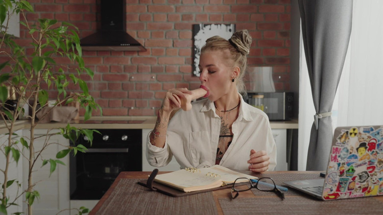 HeilyNight: Jonge getatoeëerde lerares Heilynight laat zien hoe ze een pik...