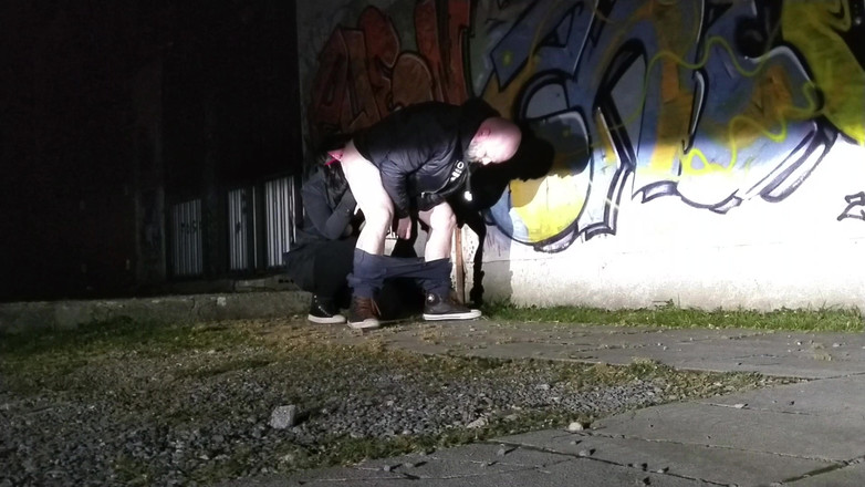 Toilet Mommy: Utomhusexponering flicka slickar killens röv