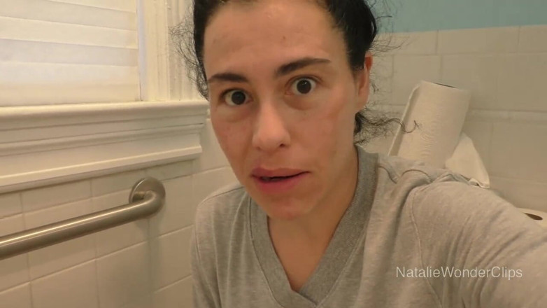 Natalie Wonder: Così pieno di pipì e così disperato di andare ma...