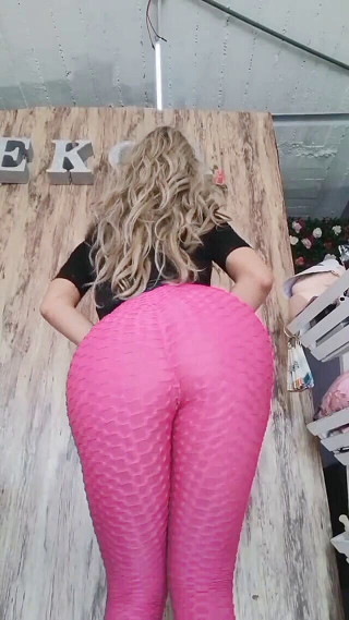 Barbietransxxxx: Trans in un estetica da barbiere anale