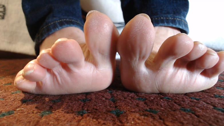 Abby Anna: Long toenails