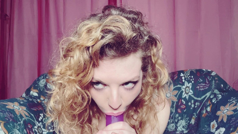 Bunnie Stevens: Đút sâu vào dương vật giả của tôi trong đêm satin...