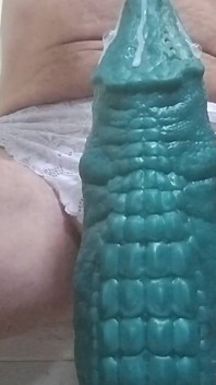 CD reitet großen Krokodildildo und kommt