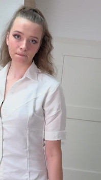 Secretaresse Ritzy gestraft door haar baas ruwe diep in keel pijpbeurt voor gemiste deadline en een rommelige sperma-gezicht-afwerking