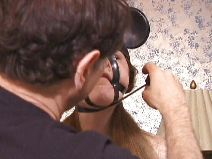 Vintage Fetish: Fată sexy este futută în cur și cu căluș în timp ce este...