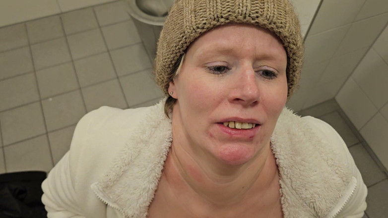 UserBitch1: Nikolaus Quicky En Un Baño Público