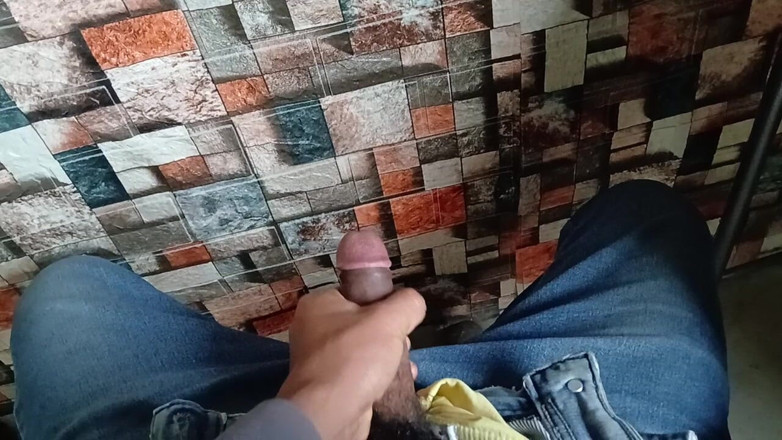 Hornyboy2058: Depois de ver a bunda da minha meia-irmã, toquei minha...