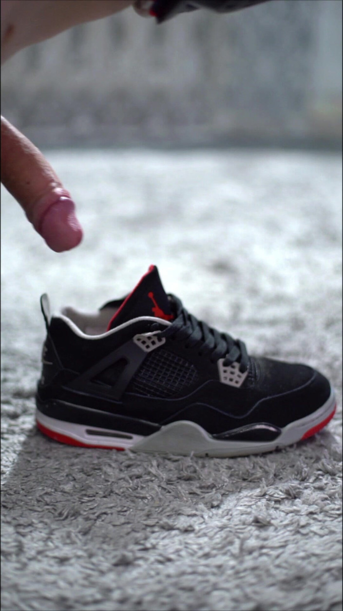 Sneakersmax98: Гра з Jordan Retro Iv, кросівки і кінчання всередину