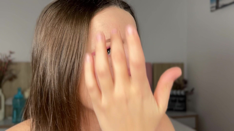 Mary Jay: Hidungku gatal membuatku gila. Memetiknya di depan kamera