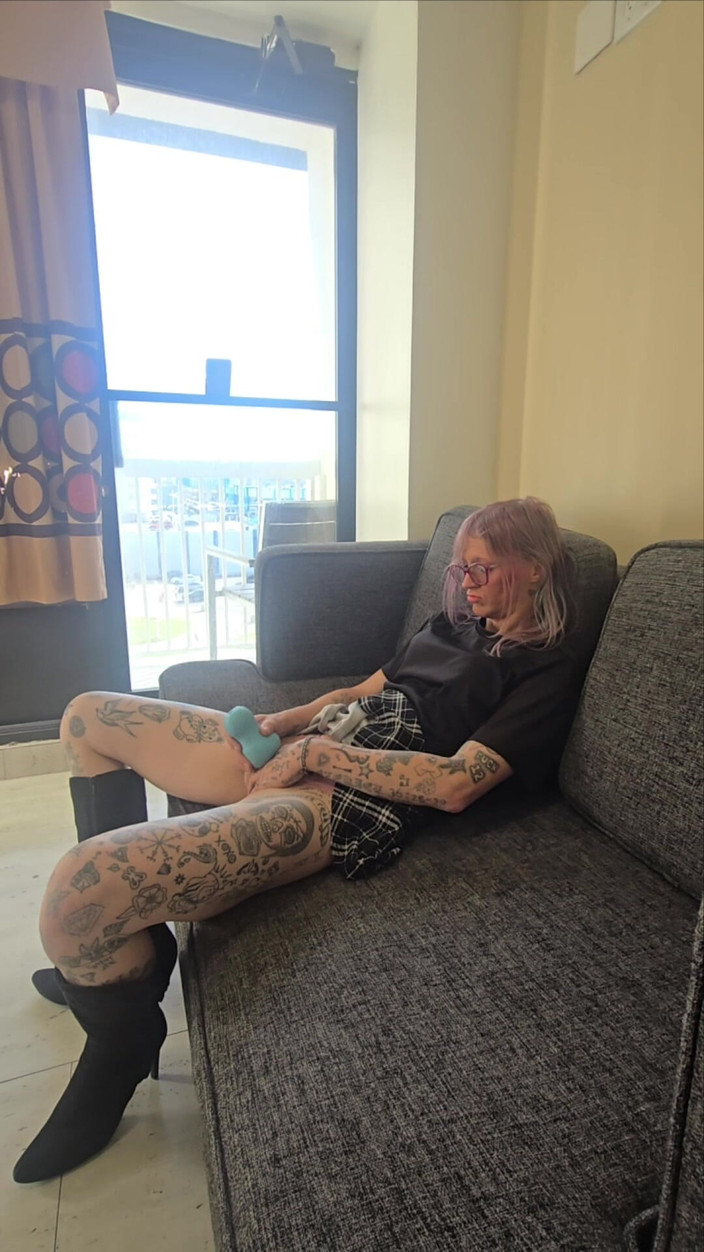 Lynn Kaotik: 变性荡妇射在她自己的脸上