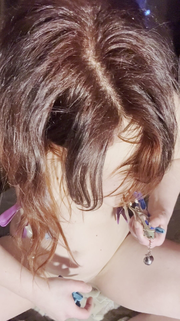 Elena917: Grampos, grampos de roupa e palmada no cinto para peitos...