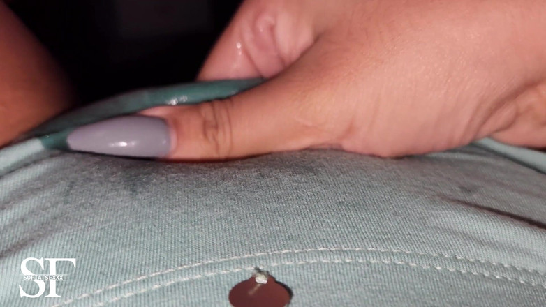 sofiasexxx: Aku lagi asik masturbasi sambil dengar suara vagina basahku