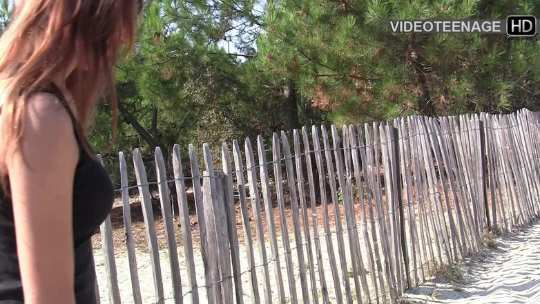 Videoteenage: Cantik 18 tahun berambut cokelat telanjang di pantai