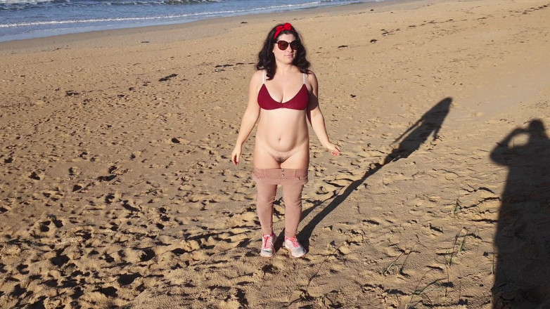 Pissing Everywhere: 아무도 없는 동안 공공 해변에서 오줌 싸는 여자