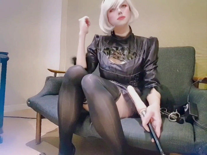 Harinni: ゴシック2bのコスプレ中に初めてセックスマシンに犯され、ボンデージを手に入れられる