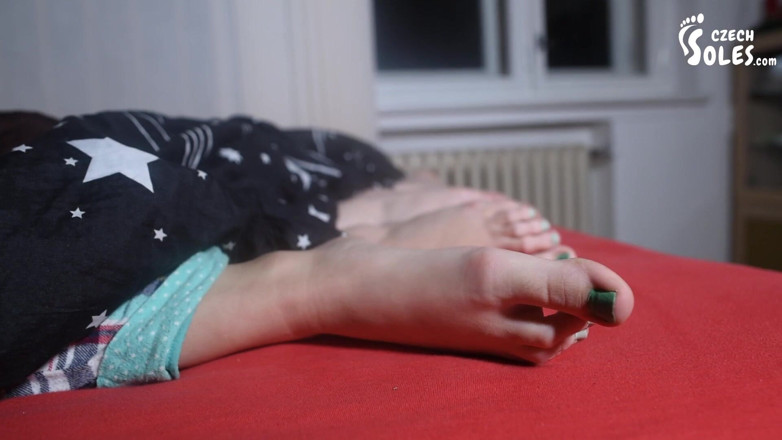 Czech Soles - foot fetish content: Matrigna e figliastra coccolosamente i piedi nudi a letto