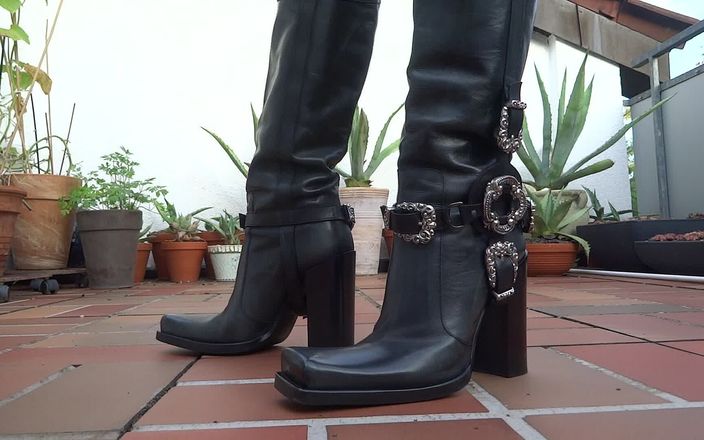 Lady Victoria Valente: Waiting on the terrace in exclusive leather boots