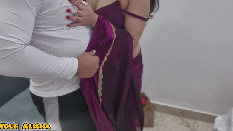 Your Alisha: Niegrzeczna Alisha uwodzi krawieckiego w swoim sklepie