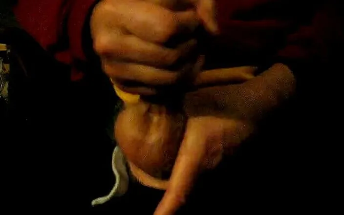 Mstbooblover: Little wank for a nice girl