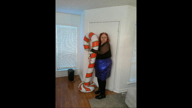 BBW nurse Vicki adventures with friends: Hemşire Vicki Noel Için Şeker Sopasıyla Biten Seksi Kıyafetini Model Ediyor!