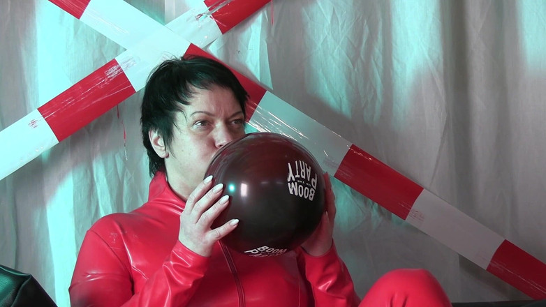 Looners Passion: Bosá latexová MILFka si hraje s balónkem