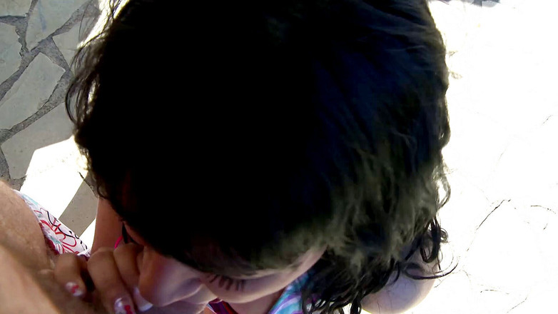 Hot Pornstars: Latin genç kız emiyor ve daha da derin sikişiyor