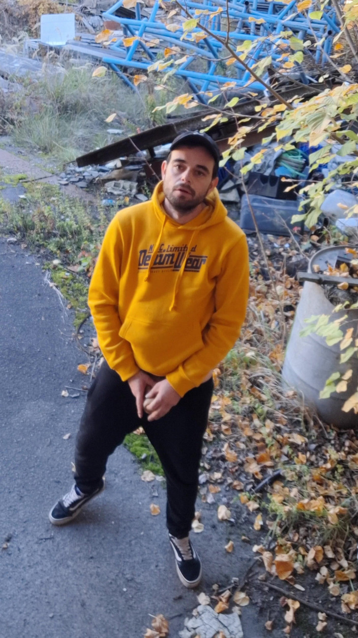 jerkofflover: Masturbujem V Opustenej Fabrike Vonku V Exteriéri a Vo Vnútri...