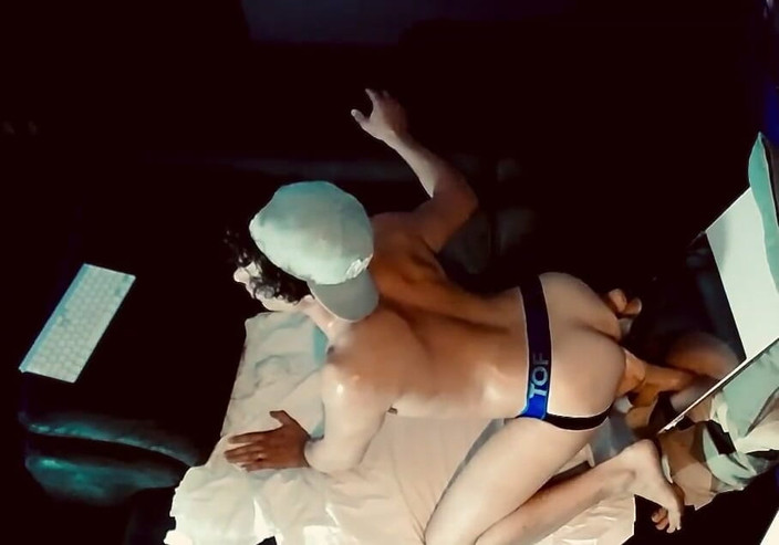 Cody beach boy: Minyakkan badan saya dan menunggang dildo saya