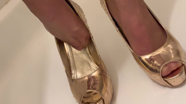 Aqua Pola: 私のゴールドのスーパーハイヒールに男のおしっこと