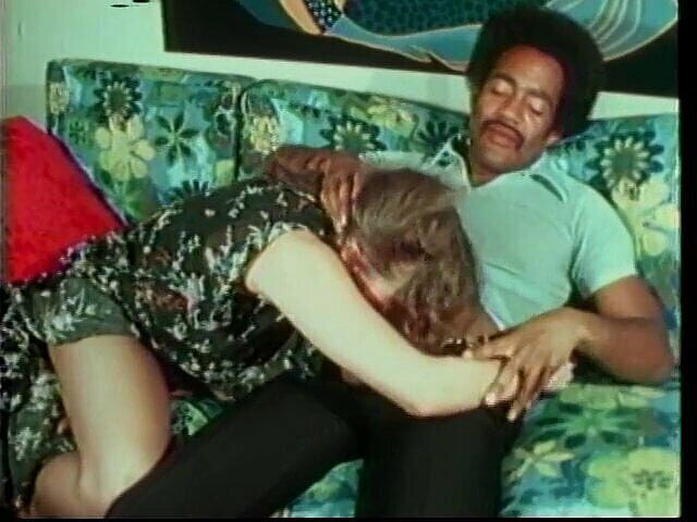 Old Good Porn: Une nana coquine se fait baiser et éjaculer sur le visage...