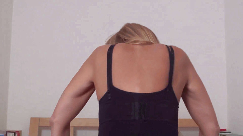 Femdom Austria: Большая блондинка сидит на его лице