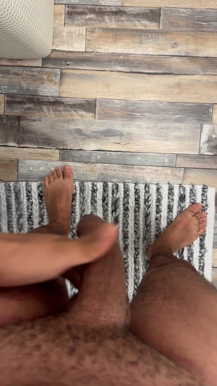 Kadu: ストレートの友達に大きなチンコを見せるのが大好きです。