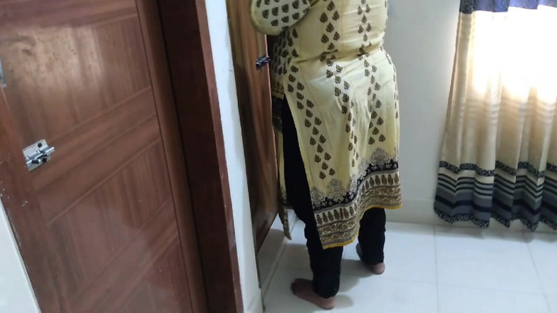 Aria Mia: サビタ・バビさんの太ったお尻は、義父が掃除をしていたときに解放されました。