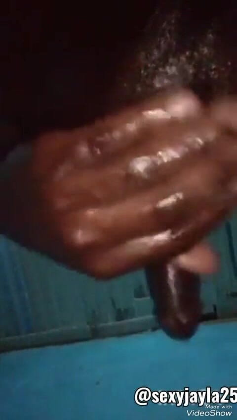 Sexyjayla254: Une fille excitée joue avec son gros cul noir huilé