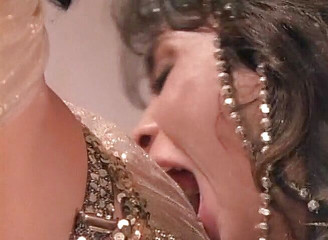 3some Bangers: Dua MILF cantik dikongkek dalam lubang punggung mereka