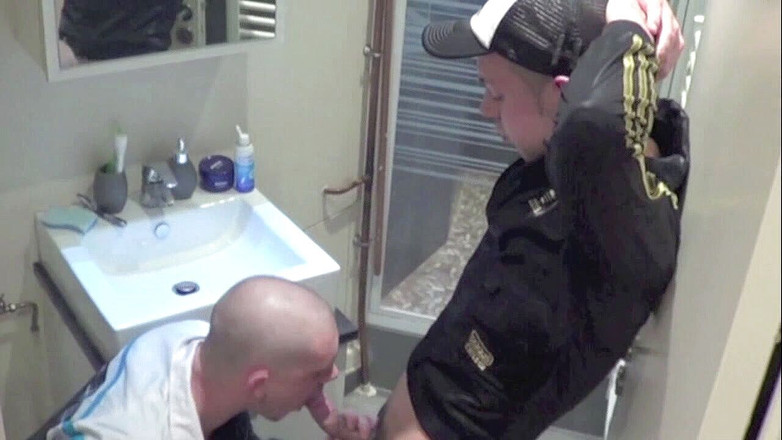 Crunch Boy: 阿拉伯在浴室里吮吸和操一个同性恋