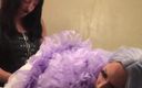 Sissy Bailey Wilde: Maîtresse Pixie baise la tapette Bailey Wilde avec un gode...