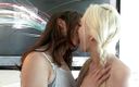 Lesbo Tube: Гаряча блондинка спокушає свою подругу брюнетку